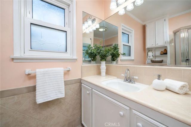 695 N Laurel Avenue, Upland, CA 91786