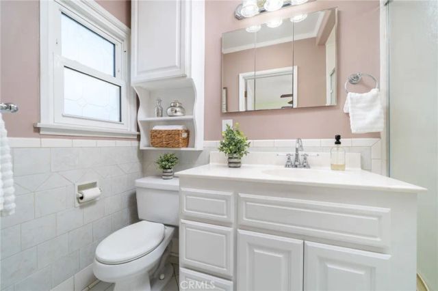 695 N Laurel Avenue, Upland, CA 91786