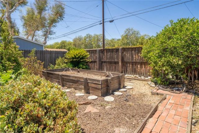 695 N Laurel Avenue, Upland, CA 91786
