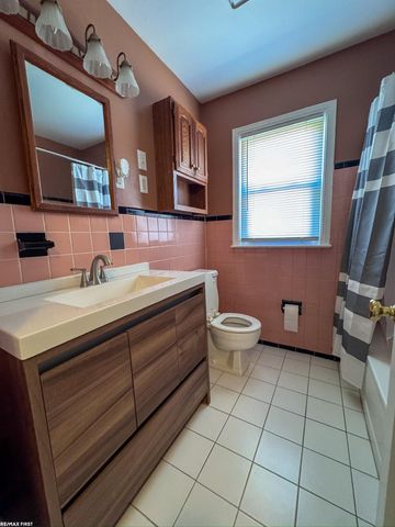 19389 Roscommon Street, Harper Woods, MI 48225