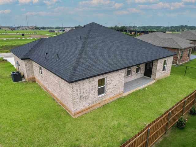 306 Day Dr, Mabank, TX 75147