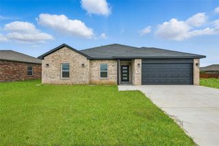 306 Day Dr, Mabank, TX 75147