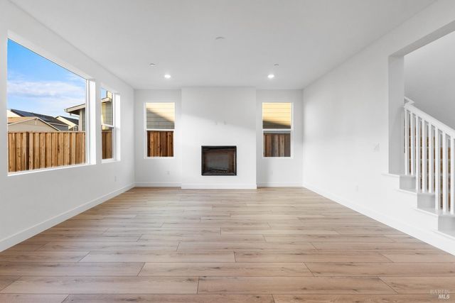 7337 Willowglen Dr, Rohnert Park, CA 94928