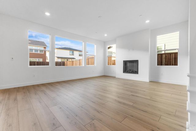 7337 Willowglen Dr, Rohnert Park, CA 94928