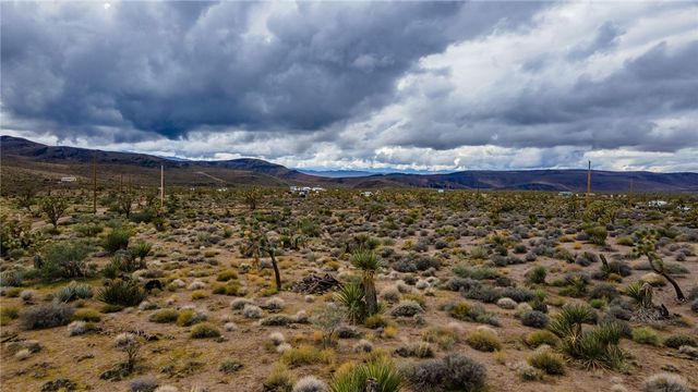 002 N Inyo Drive, White Hills, AZ 86445