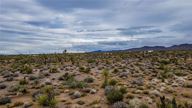 002 N Inyo Drive, White Hills, AZ 86445