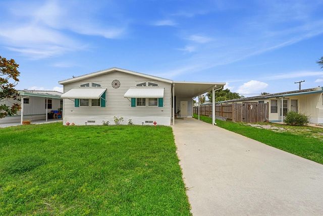 8355 SE Wren Avenue, Hobe Sound, FL 33455