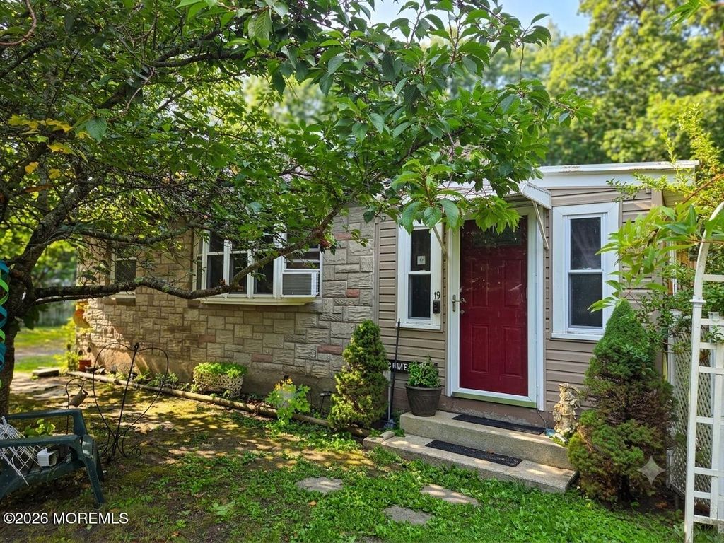 19 Mockingbird Lane, Browns Mills, NJ 08015