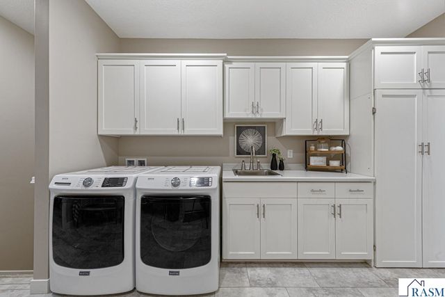 1929 Lexington Lane, North Mankato, MN 56003