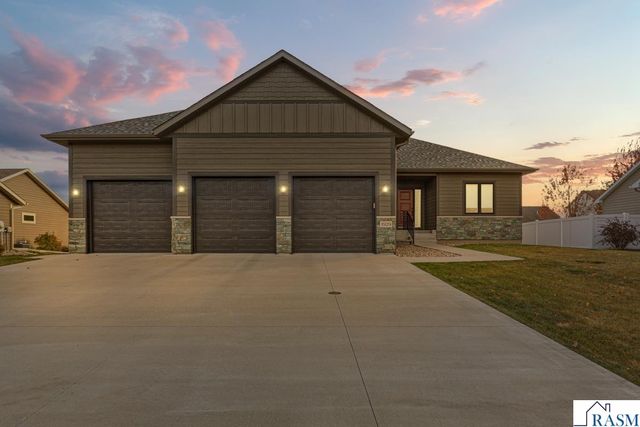 1929 Lexington Lane, North Mankato, MN 56003