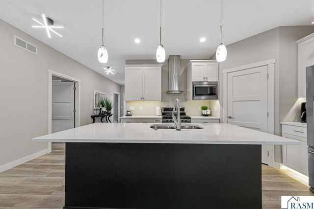 1929 Lexington Lane, North Mankato, MN 56003