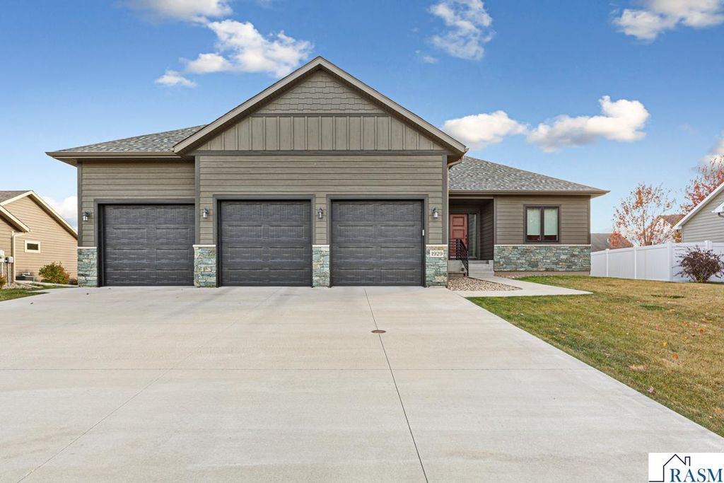1929 Lexington Lane, North Mankato, MN 56003