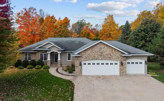 592 CORNROW LANE, Combined Locks, WI 54113