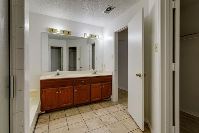 902 Wayne Avenue, Duncanville, TX 75137