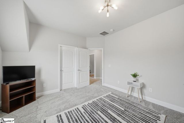 536 W Saddletree Drive, Reidville, SC 29388