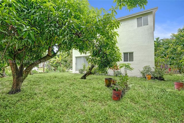 8741 SW 10th St, Pembroke Pines, FL 33025