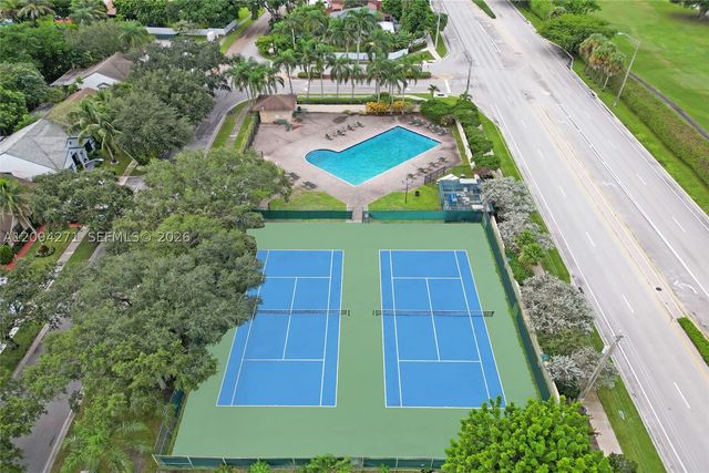 8741 SW 10th St, Pembroke Pines, FL 33025