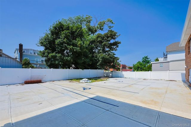 842 E 225th Street, Bronx, NY 10466