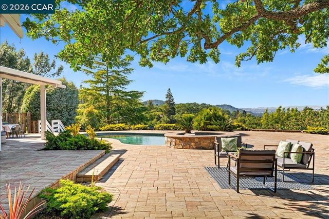 300 Oak View Ter, Danville, CA 94526