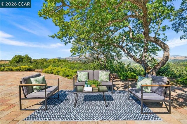 300 Oak View Ter, Danville, CA 94526