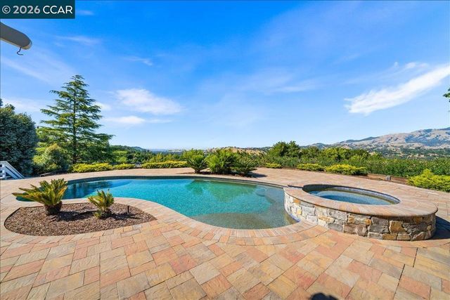 300 Oak View Ter, Danville, CA 94526