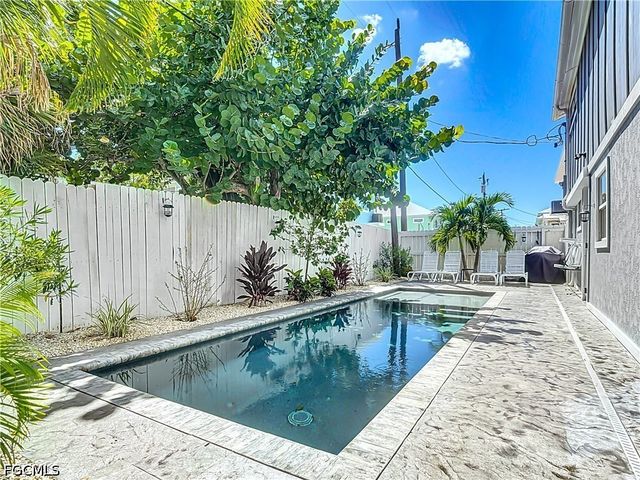 170 Pearl ST, Fort Myers Beach, FL 33931