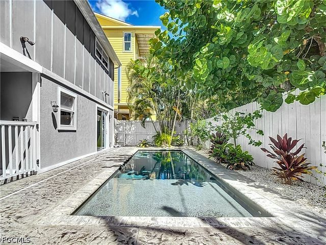 170 Pearl ST, Fort Myers Beach, FL 33931