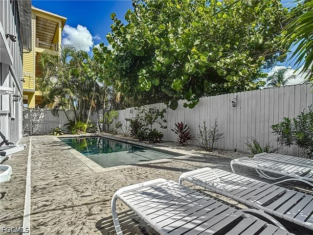 170 Pearl ST, Fort Myers Beach, FL 33931