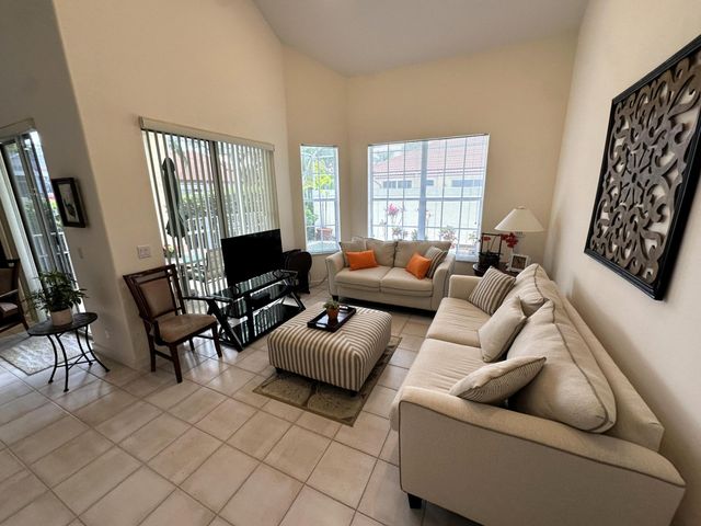 77 Spyglass Way N, Palm Beach Gardens, FL 33418