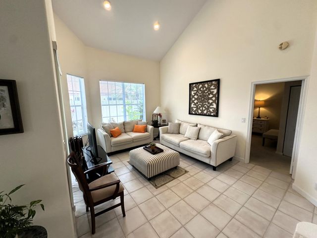 77 Spyglass Way N, Palm Beach Gardens, FL 33418