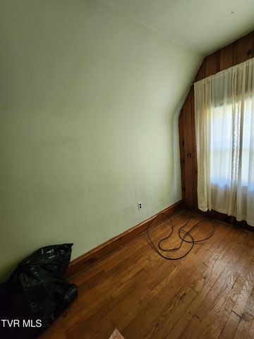 310 Northeast Centre Avenue, Coeburn, VA 24230