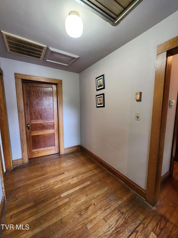 310 Northeast Centre Avenue, Coeburn, VA 24230