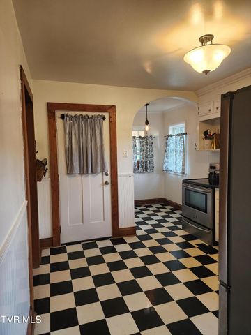 310 Northeast Centre Avenue, Coeburn, VA 24230