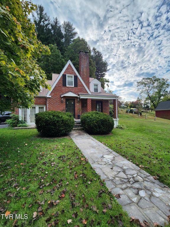 310 Northeast Centre Avenue, Coeburn, VA 24230