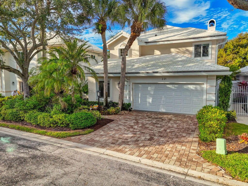 221 Canterbury Drive W, Palm Beach Gardens, FL 33418