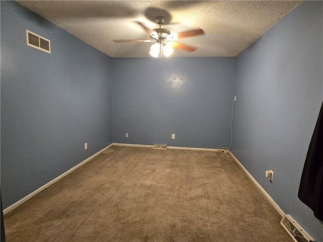 400 SE 21st Street, Oak Grove, MO 64075