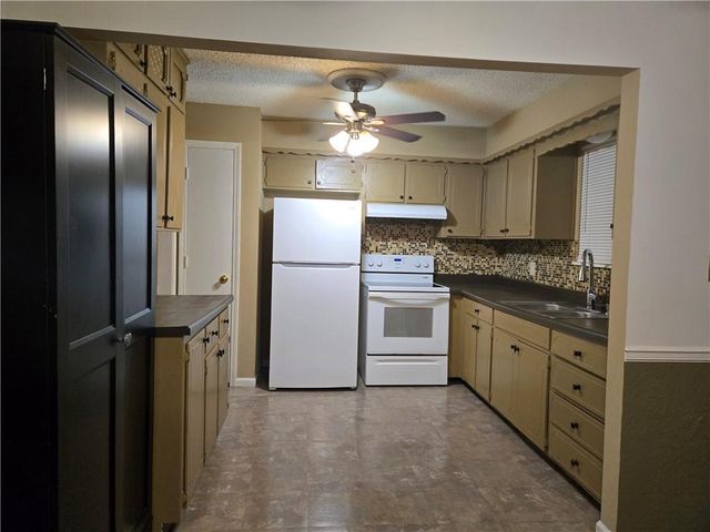 400 SE 21st Street, Oak Grove, MO 64075