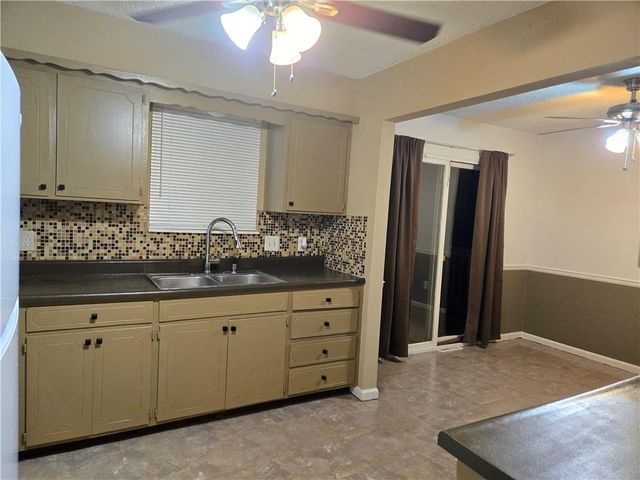 400 SE 21st Street, Oak Grove, MO 64075