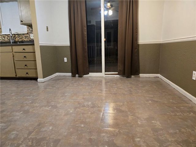 400 SE 21st Street, Oak Grove, MO 64075