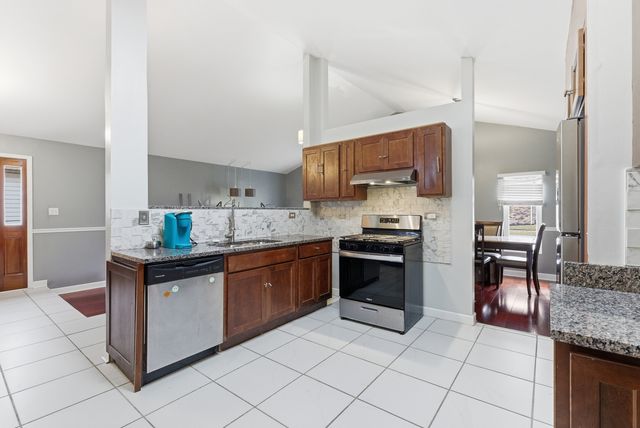 2736 E Goodrich Avenue E, Burnham, IL 60633