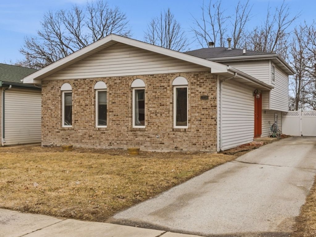 2736 E Goodrich Avenue E, Burnham, IL 60633