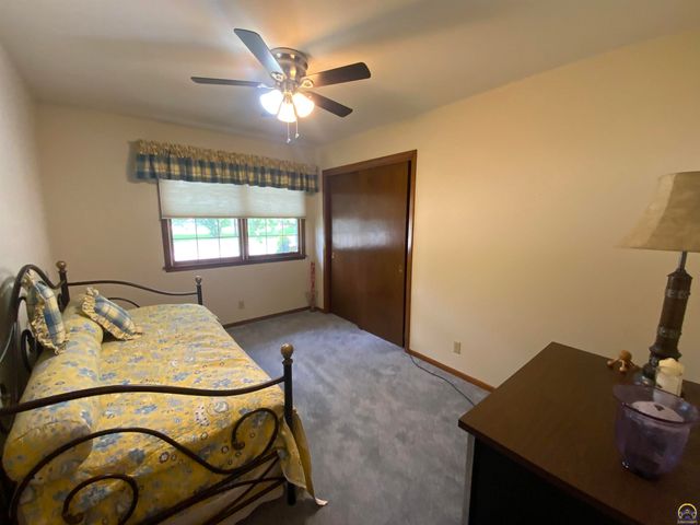 1956 SW Navajo LN, Topeka, KS 66604