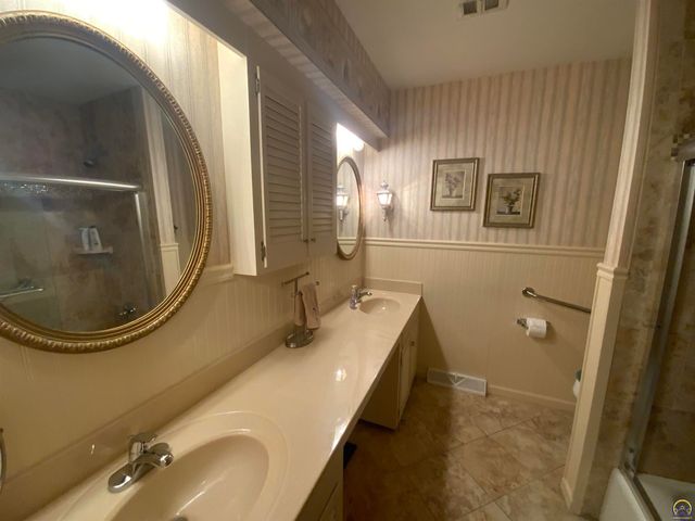 1956 SW Navajo LN, Topeka, KS 66604