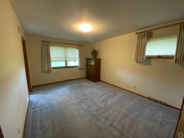 1956 SW Navajo LN, Topeka, KS 66604