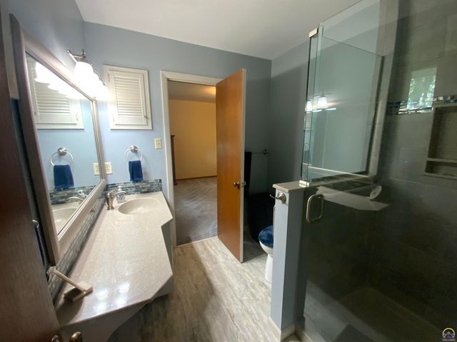 1956 SW Navajo LN, Topeka, KS 66604