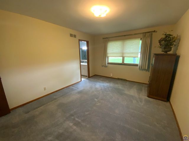 1956 SW Navajo LN, Topeka, KS 66604