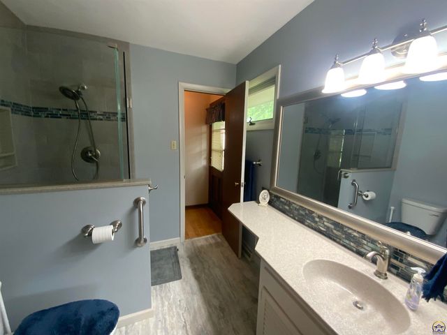 1956 SW Navajo LN, Topeka, KS 66604