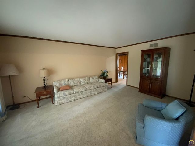 1956 SW Navajo LN, Topeka, KS 66604