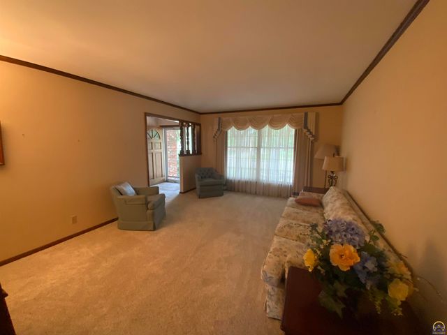 1956 SW Navajo LN, Topeka, KS 66604