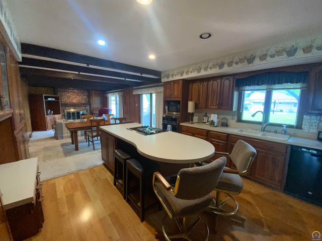 1956 SW Navajo LN, Topeka, KS 66604